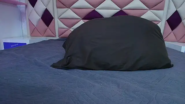 Snapshot of valecastro_ chatting on October 10, 2025, 7:13 pm valecastro online show from October 10, 2025, 7:13 pm