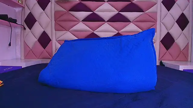 Snapshot of valecastro_ chatting on October 30, 2025, 7:14 pm valecastro online show from October 30, 2025, 7:14 pm