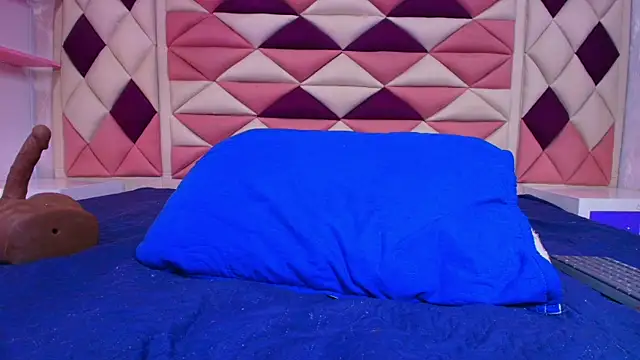 Snapshot of valecastro_ chatting on November 7, 2025, 7:14 pm valecastro online show from November 7, 2025, 7:14 pm