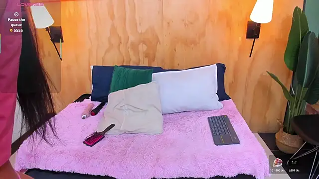 milavega  online show from December 21, 2025, 12:01 pm