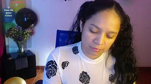 Snapshot of Sara_cute92 chatting on October 23, 2025, 8:35 am Sara cute92 online show from October 23, 2025, 8:35 am