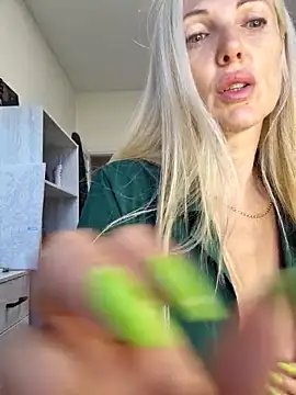 Snapshot of Monna chatting on September 12, 2025, 2:06 pm Monna online show from September 12, 2025, 2:06 pm