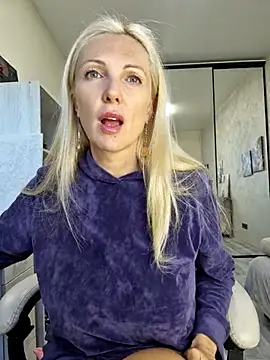 Snapshot of Monna chatting on October 2, 2025, 12:34 pm Monna online show from October 2, 2025, 12:34 pm