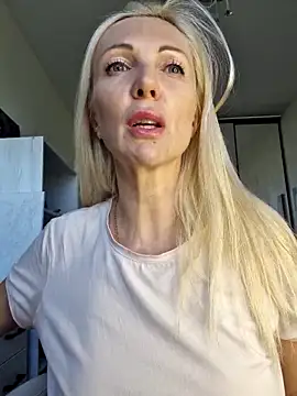 Snapshot of Monna chatting on October 4, 2025, 11:08 am Monna online show from October 4, 2025, 11:08 am