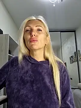 Snapshot of Monna chatting on November 12, 2025, 6:08 pm Monna online show from November 12, 2025, 6:08 pm