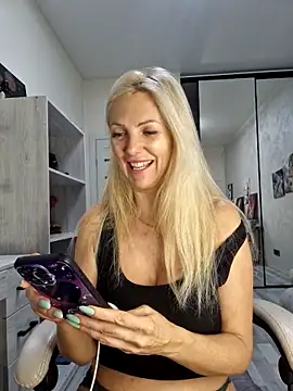 Snapshot of Monna chatting on November 29, 2025, 3:26 pm Monna online show from November 29, 2025, 3:26 pm