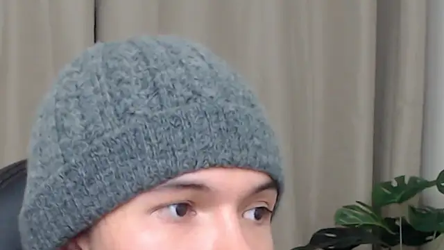 Snapshot of Xoxo_Smiles chatting on December 19, 2025, 7:21 pm Xoxo Smiles online show from December 19, 2025, 7:21 pm