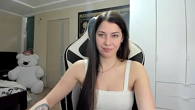 EmiLovsi online show from October 12, 2025, 7:24 pm