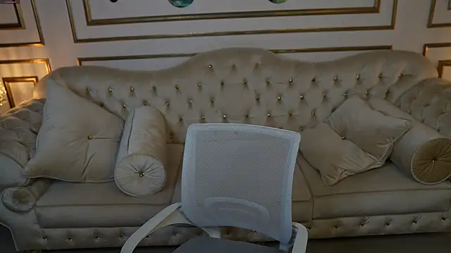 Esmie Smile online show from October 9, 2025, 7:01 pm