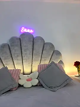 emma-conti2 online show from December 4, 2025, 1:42 pm