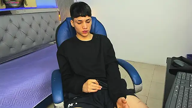 Snapshot of SamBlack_ chatting on February 5, 2026, 12:43 pm SamBlack online show from February 5, 2026, 12:43 pm