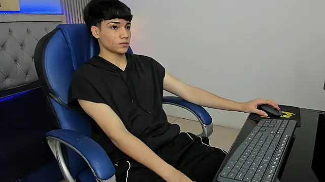 Snapshot of SamBlack_ chatting on May 13, 2026, 7:55 pm SamBlack online show from May 13, 2026, 7:55 pm