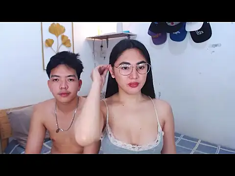 Snapshot of HornyCoupleCum chatting on December 15, 2025, 1:26 pm HornyCoupleCum online show from December 15, 2025, 1:26 pm