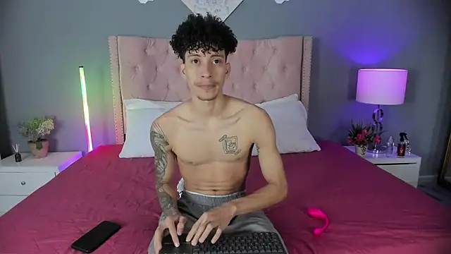 Snapshot of Joe_And_Emma chatting on November 20, 2025, 10:31 pm Joe And Emma online show from November 20, 2025, 10:31 pm