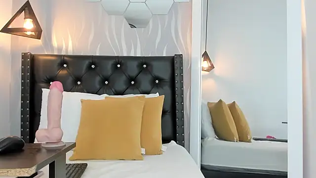 lucia-cute online show from October 4, 2025, 1:42 pm