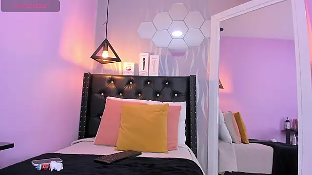 lucia-cute online show from July 27, 2026, 6:48 pm