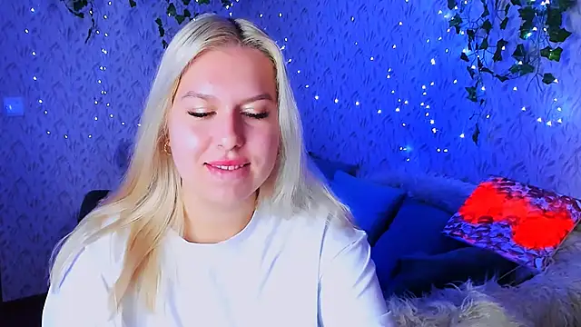 Snapshot of ChloeRicc chatting on October 9, 2025, 12:47 pm ChloeRicc online show from October 9, 2025, 12:47 pm