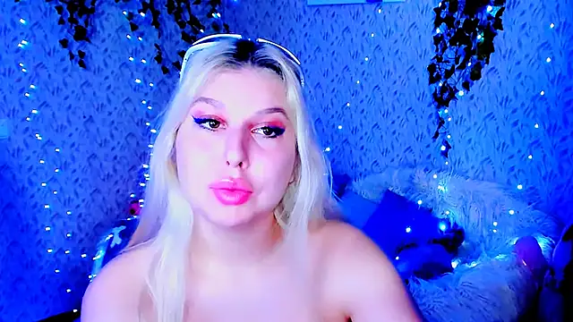 Snapshot of ChloeRicc chatting on November 10, 2025, 12:15 pm ChloeRicc online show from November 10, 2025, 12:15 pm