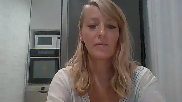 Snapshot of Vexxaa chatting on October 4, 2025, 4:16 pm Vexxaa online show from October 4, 2025, 4:16 pm