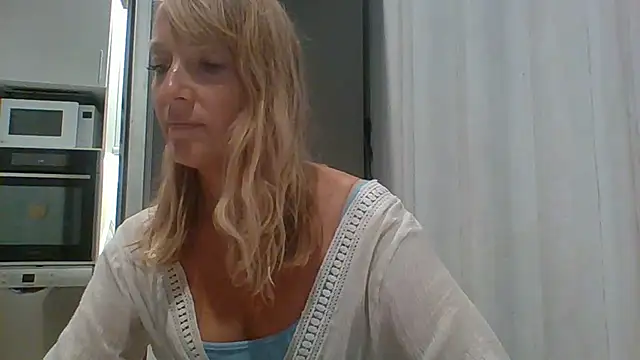 Snapshot of Vexxaa chatting on October 9, 2025, 6:28 pm Vexxaa online show from October 9, 2025, 6:28 pm