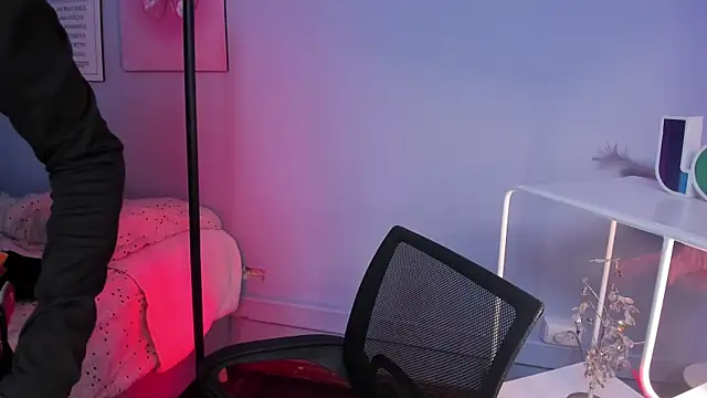 Hannahpage online show from March 2, 2026, 12:12 pm