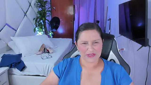 Snapshot of KikaDuque chatting on November 11, 2025, 7:14 pm KikaDuque online show from November 11, 2025, 7:14 pm