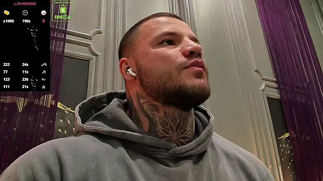 Snapshot of OliverSport chatting on November 15, 2025, 3:52 pm OliverSport online show from November 15, 2025, 3:52 pm