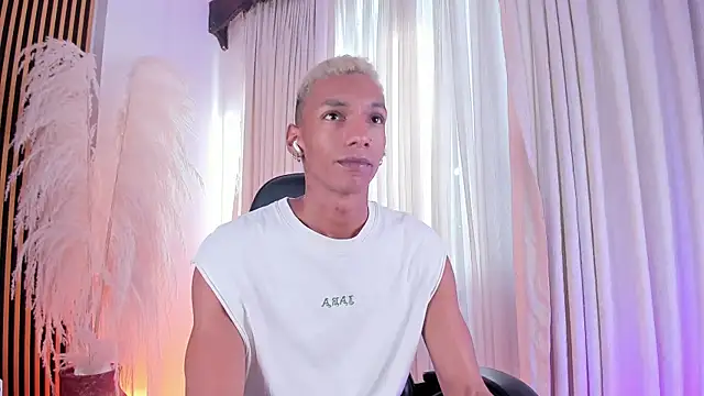 Snapshot of JulienSaint chatting on October 28, 2025, 12:30 pm JulienSaint online show from October 28, 2025, 12:30 pm