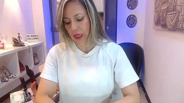 Snapshot of DianaPearls chatting on June 3, 2026, 10:29 am DianaPearls online show from June 3, 2026, 10:29 am