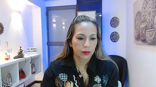 Snapshot of DianaPearls chatting on June 17, 2026, 10:28 am DianaPearls online show from June 17, 2026, 10:28 am