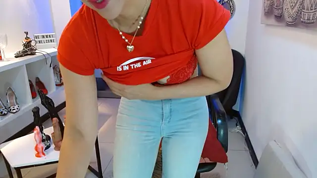 Snapshot of DianaPearls chatting on July 22, 2026, 10:40 am DianaPearls online show from July 22, 2026, 10:40 am
