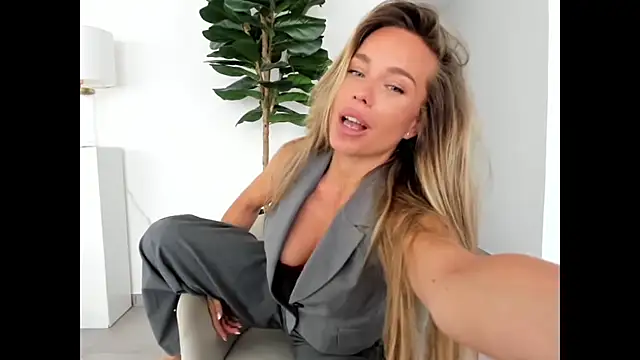 Snapshot of Kalyssy chatting on July 14, 2026, 12:55 pm Kalyssy online show from July 14, 2026, 12:55 pm