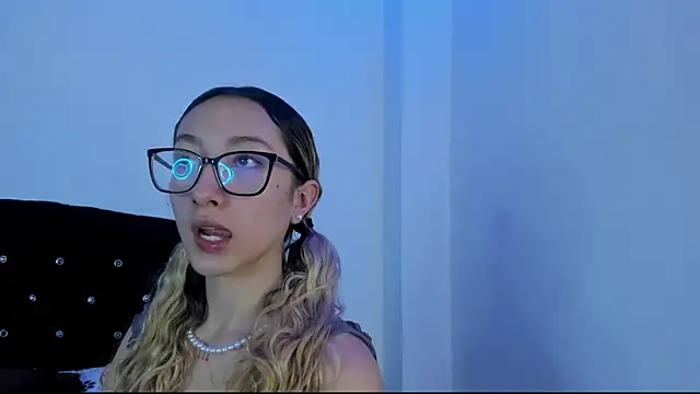 Snapshot of LauMiller chatting on October 15, 2025, 9:04 pm LauMiller online show from October 15, 2025, 9:04 pm