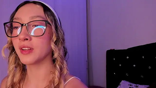 Snapshot of LauMiller chatting on October 23, 2025, 12:10 am LauMiller online show from October 23, 2025, 12:10 am