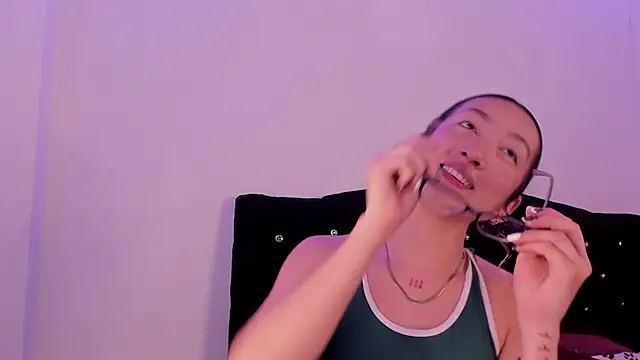 Snapshot of LauMiller chatting on November 10, 2025, 11:37 pm LauMiller online show from November 10, 2025, 11:37 pm