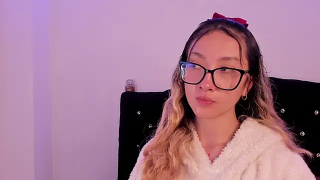 Snapshot of LauMiller chatting on November 12, 2025, 1:39 am LauMiller online show from November 12, 2025, 1:39 am