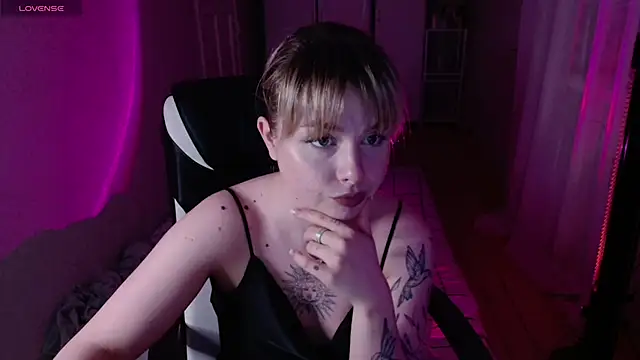 Snapshot of AngelicaHollywood chatting on March 19, 2026, 8:02 pm AngelicaHollywood online show from March 19, 2026, 8:02 pm