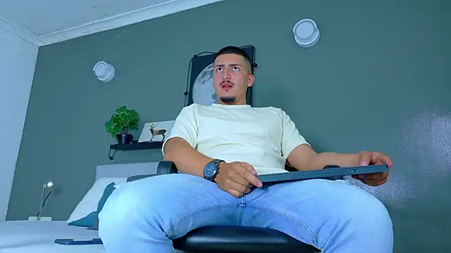 MrFox   online show from November 18, 2025, 7:40 pm