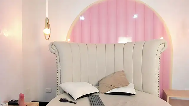 Emilia Bons online show from January 14, 2026, 12:33 pm