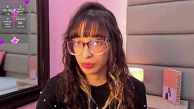 Emilia Bons online show from April 28, 2026, 1:49 pm