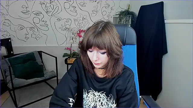 Snapshot of CrystallBloom chatting on September 30, 2025, 2:05 am CrystallBloom online show from September 30, 2025, 2:05 am