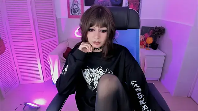 Snapshot of CrystallBloom chatting on November 5, 2025, 4:07 pm CrystallBloom online show from November 5, 2025, 4:07 pm