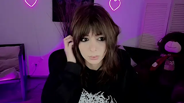 Snapshot of CrystallBloom chatting on February 8, 2026, 2:09 pm CrystallBloom online show from February 8, 2026, 2:09 pm