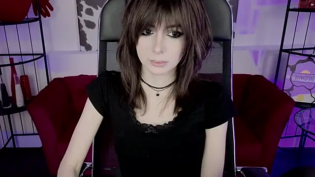 Snapshot of CrystallBloom chatting on March 4, 2026, 1:06 pm CrystallBloom online show from March 4, 2026, 1:06 pm