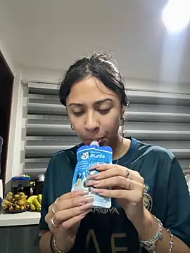 Snapshot of lynn9000 chatting on November 19, 2025, 4:56 am lynn9000 online show from November 19, 2025, 4:56 am