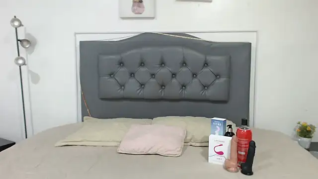 Snapshot of Janne_ chatting on December 2, 2025, 12:27 am Janne online show from December 2, 2025, 12:27 am