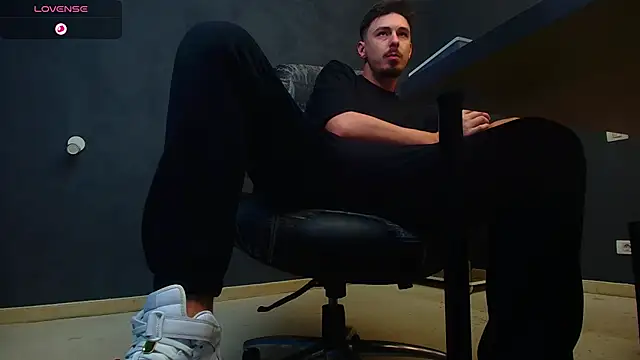 Snapshot of EnzoRace chatting on October 1, 2025, 5:02 am EnzoRace online show from October 1, 2025, 5:02 am