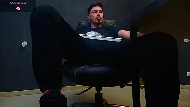 Snapshot of EnzoRace chatting on October 4, 2025, 5:05 am EnzoRace online show from October 4, 2025, 5:05 am