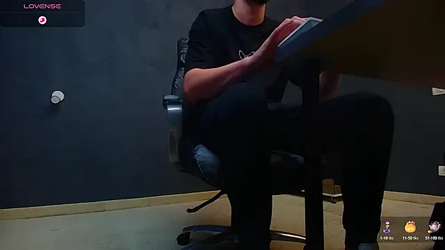 Snapshot of EnzoRace chatting on October 7, 2025, 4:42 am EnzoRace online show from October 7, 2025, 4:42 am