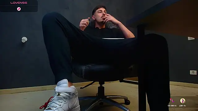 Snapshot of EnzoRace chatting on October 16, 2025, 10:38 am EnzoRace online show from October 16, 2025, 10:38 am